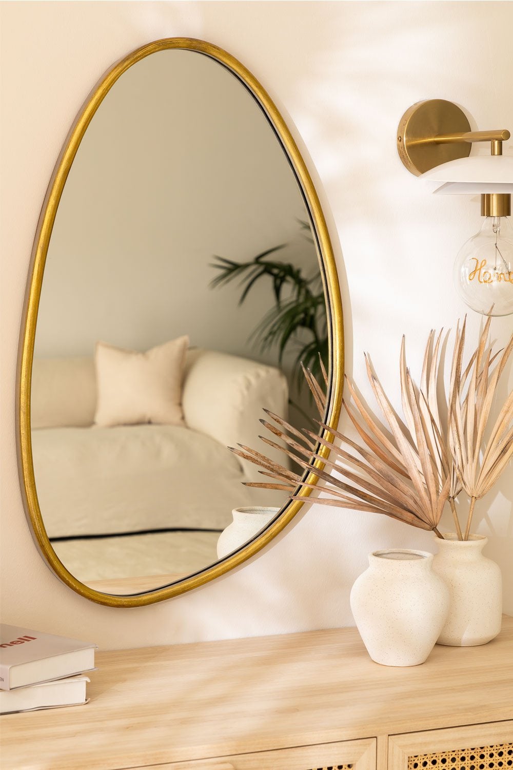 Este original espejo asimétrico con acabado en color dorado de Sklum cuesta 82.95 euros.