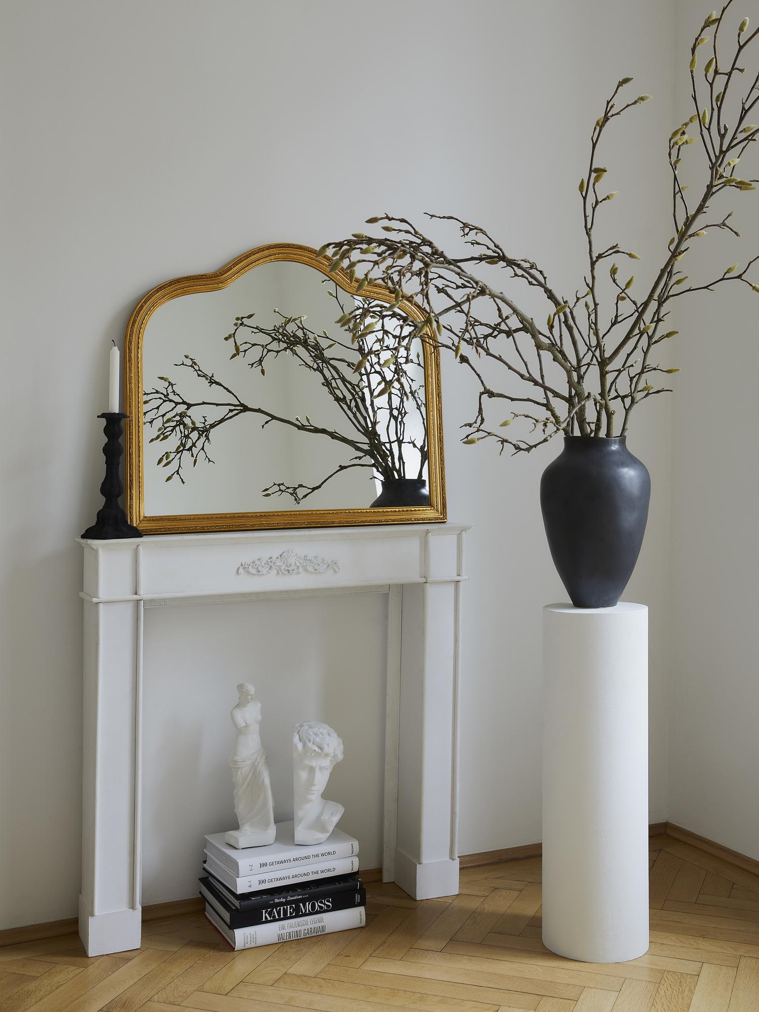 El efecto dorado y el estilo vintage de este espejo de Westwing pondrá una nota sofisticada a tu salón. Cuesta 179 euros.