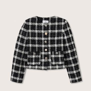 Imagen secundaria 1 - 1. Chaqueta verde con cuello desmontable de Uterqüe (159 euros). 2. Chaqueta de tweed con estampado de cuadros y botones joya de Mango (59,99 euros). 3. Chaqueta corta de color lila de Mango (59,99 euros) 