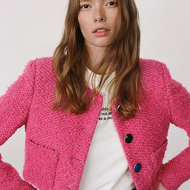 Imagen principal - 1. Chaqueta corta de color rosa con botones joya de Mango (59,99 euros). 2. Chaqueta de tweed en color amarillo con botones perla de Uterqüe (159 euros). 3. Chaqueta azul de terciopelo con bolsillos de Uterqüe (159 euros). 