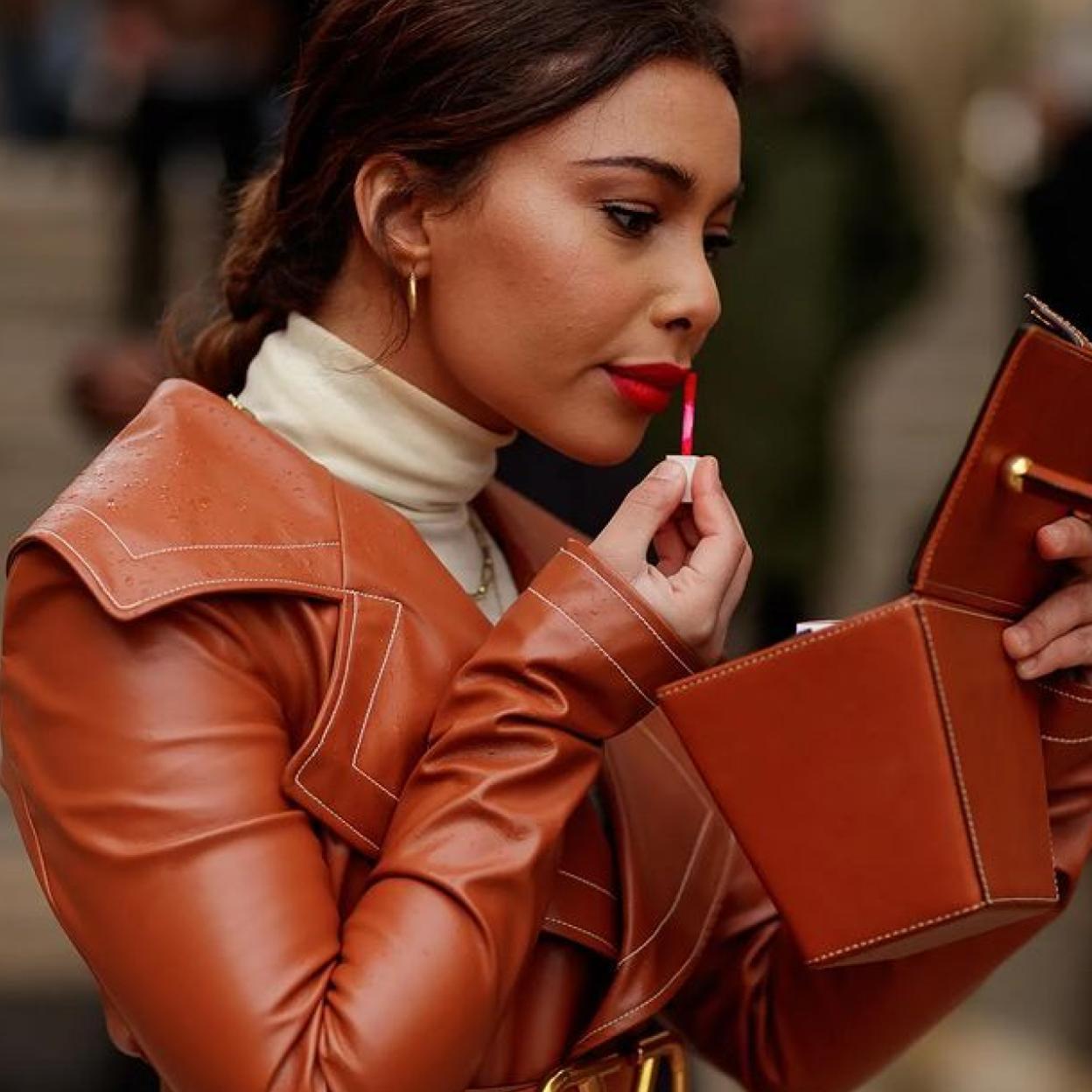 Pincha en la imagen para ver los mejores gloss par dar volumen a tus labios sin inyecciones de ácido hialurónico.