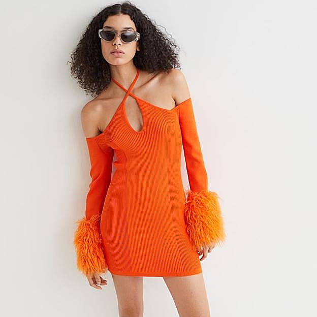 Imagen principal - Plumas, color tendencia y de punto: el vestido más bonito y original del momento es este de H&amp;M que se ha agotado en horas