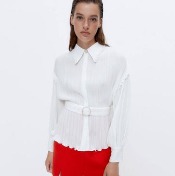 Imagen secundaria 1 - De cuadros, estampado floral, a rayas o blanca: estas son las camisas más bonitas para mejorar tus looks con vaqueros o pantalón de pana