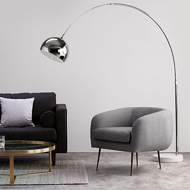 Imagen principal - La versión de la lámpara Arco de Made.com cuesta 189 euros, y la de Maisons du Monde, 99.99 euros.