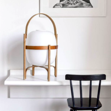 Imagen secundaria 1 - La lámpara cesta de Miquel Milá en Santa&Cole (792euros), en Luze (300 euros) y en Zara Home (29.99 euros).