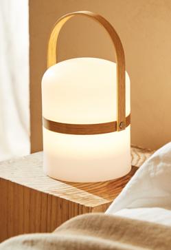 Imagen secundaria 2 - La lámpara cesta de Miquel Milá en Santa&Cole (792euros), en Luze (300 euros) y en Zara Home (29.99 euros).