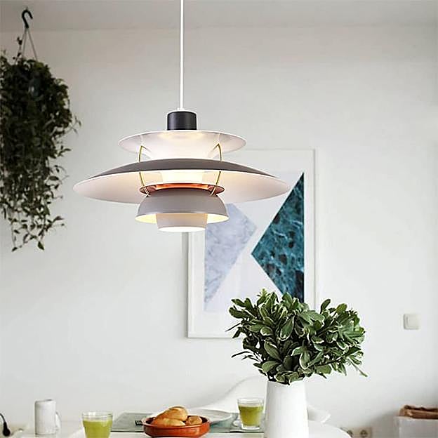 Imagen principal - Las versiones de la lámpra PH5 cuestan 115 euros en Amazon y 65 euros en Aliexpress. IKEA ha reversionado la lámpara Artichoke por 59 euros.