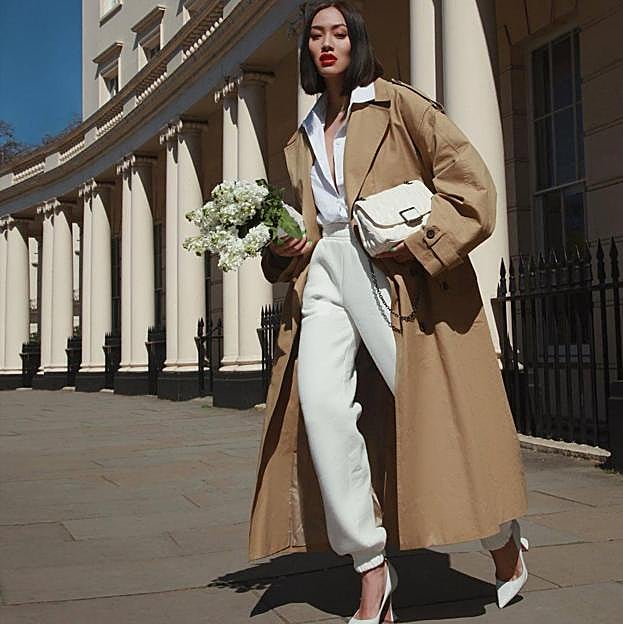 Joggers con sudadera o camisa: el chándal es el look más cómodo y elegante (también a los 50) de la temporada si los llevas como estas influencers