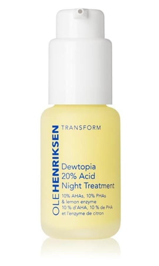 Pensado para utilizarlo durante las noches, este sérum cuenta en su fórmula con un 20% de ácido que ayuda a mejorar la textura de la piel, mientras que la reafirma. Además, mejora la elasticidad y reduce las manchas, poros y arrugas. Aporta brillo a la piel mientras actúa por la noche. (Disponible en Sephora, 54,99 euros).