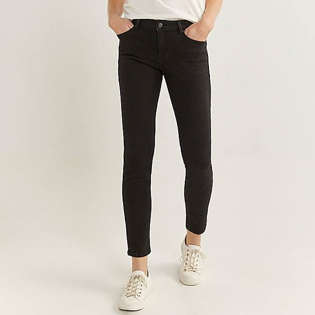 Imagen principal - Los slim de algodón reciclado los encontrarás en varios colores