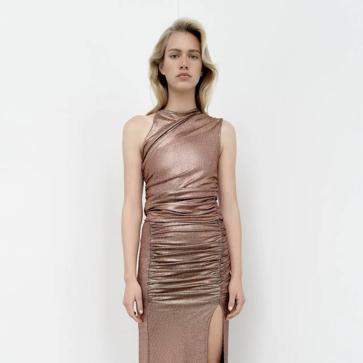 Imagen secundaria 1 - ¡Alerta tendencia! El tejido metalizado arrasa en Instagram (y en el street style): así lo puedes incluir en tus looks de diario