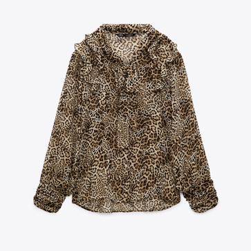 Imagen secundaria 1 - 1. Maxi bufanda con estampado de leopardo de Zara (22,99 euros). 2 Blusa con print animal y volantes de Zara (25,99 euros). 3. Mini vestido de manga larga de Zara (29,99 euros). 