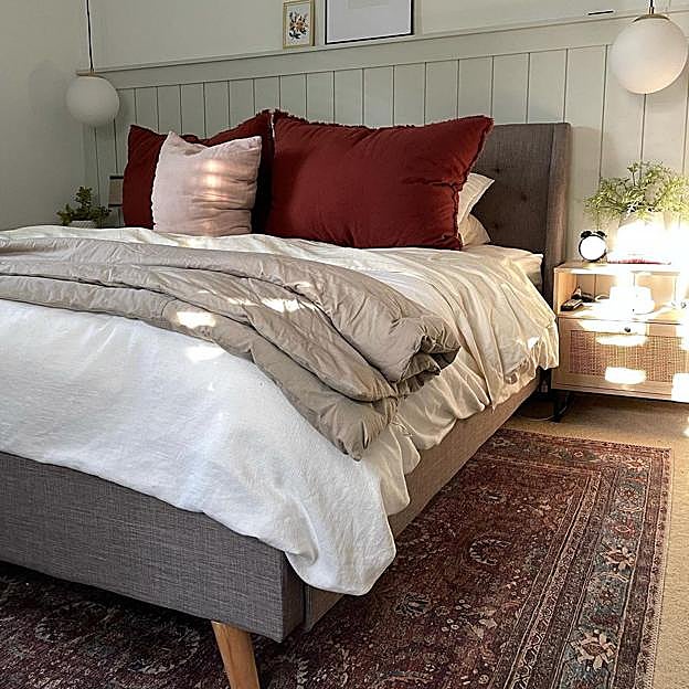 Imagen principal - El juego de sábanas de algodón cuesta 25.99 euros en Amazon Home, el conjunto nórdico de H&M cuesta 59.99 euros y el de Mango home, con estampado de flores en azul, 49.99 euros.