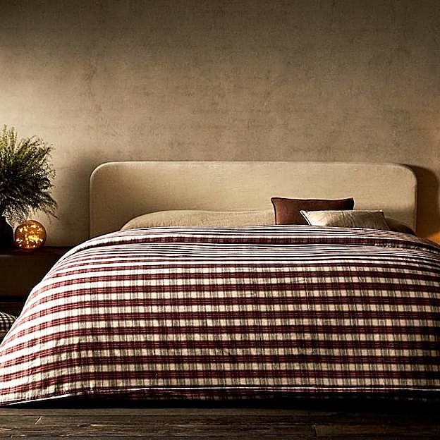 Imagen principal - La funda nórdica con estampado tartán de Zara Home está disponible a partir de 49.95 euros; la colcha con mimosas bordadas, cuesta 59.99 euros y el juego de sábanas de lino, desde 39.99 euros dependiendo del tamaño. 