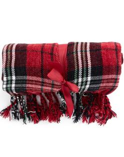 Imagen secundaria 2 - El conjunto nórdico en satén rosa empolvado con volantes cuesta 30 euros en Primark Home, el estampado con maxi flores, 25 euros, y esta confortable manta en estampado de tartán rojo, 14 euros.