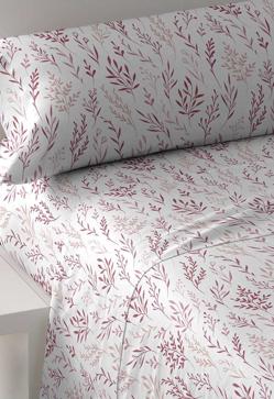 Imagen secundaria 2 - La colcha jacquard en chenilla de color mostaza cuesta 49.99 euros en Tramas+, el conjunto de funda nórdica con cojines, 26.99 euros, y las sábanas con estampado floral, 25.99 euros.