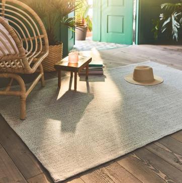 Imagen secundaria 1 - Las cortinas Hilja cuestan 12 euros el par, la alfombra Tiphede cuesta 10 euros y la lámpara Regolit, 5 euros