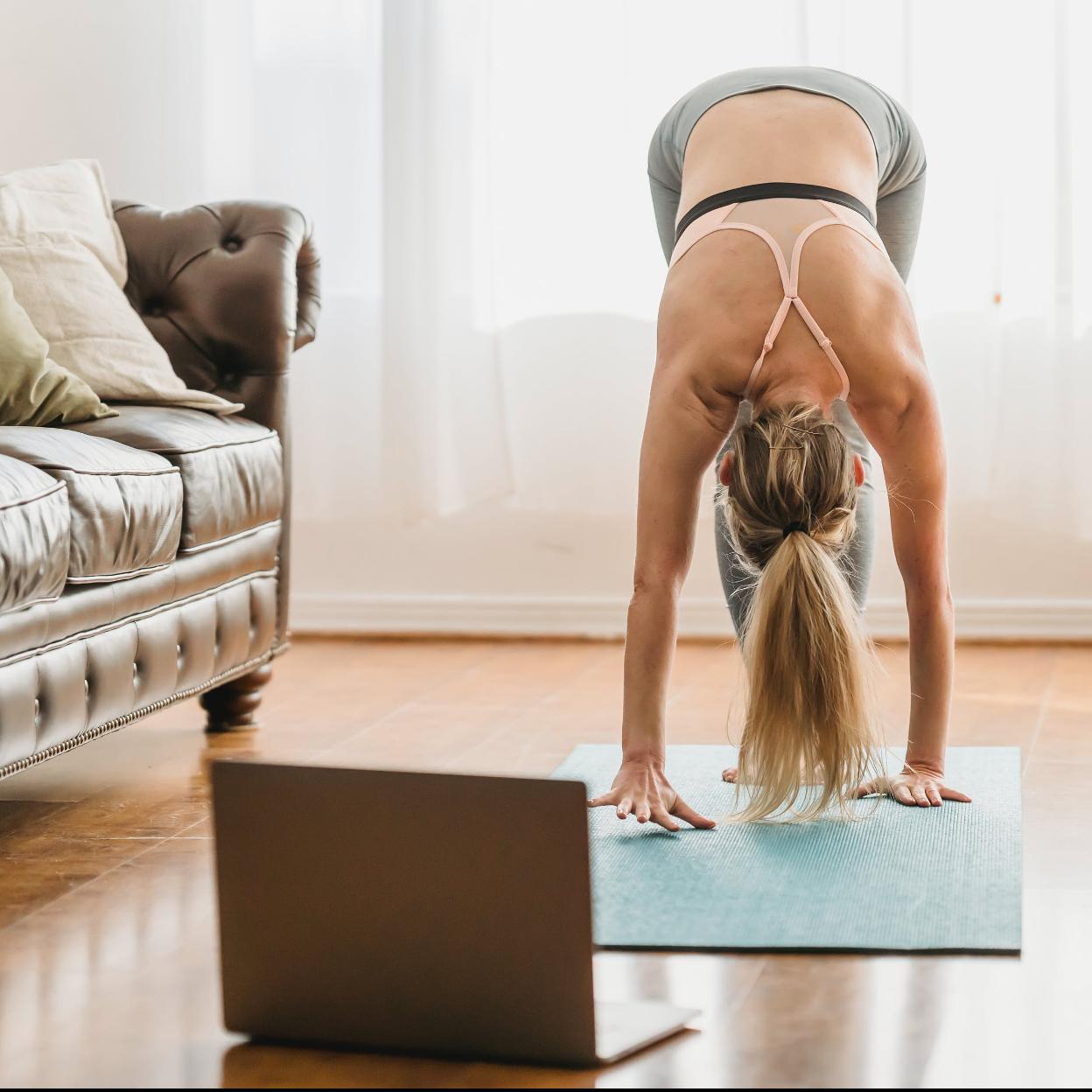 Uttanasana: la postura de yoga que te ayudará a dormir mejor y a relajarte