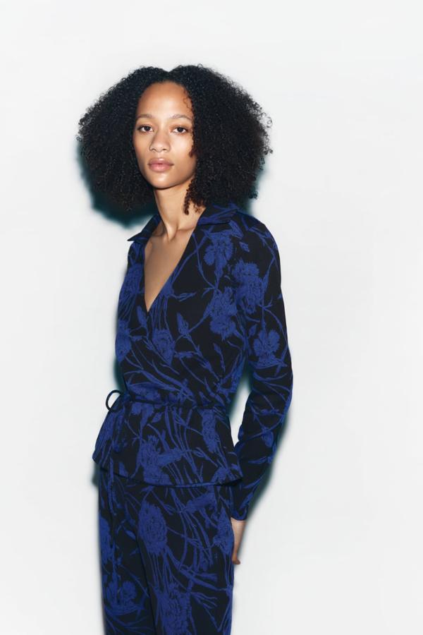 Los conjuntos estampados, de blusa y pantalón, son siempre una buena idea. Puedes llevarlos en  total look  o por separado. Blusa cruzada con estampado en tonos azules de Zara (17,99 euros) 