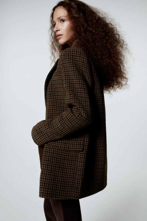 Las americanas con estampado de cuadros son perfectas para cualquier look de día. Llévalas en un total look en tonos marrones, uno de los colores estrella de la temporada. Americana oversize de Zara (49,99 euros)
