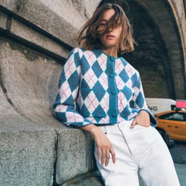 Imagen secundaria 1 - Chalecos, jerséis, vestidos, cárdigans: las prendas de punto con rombos estilo retro que debes tener este otoño-invierno