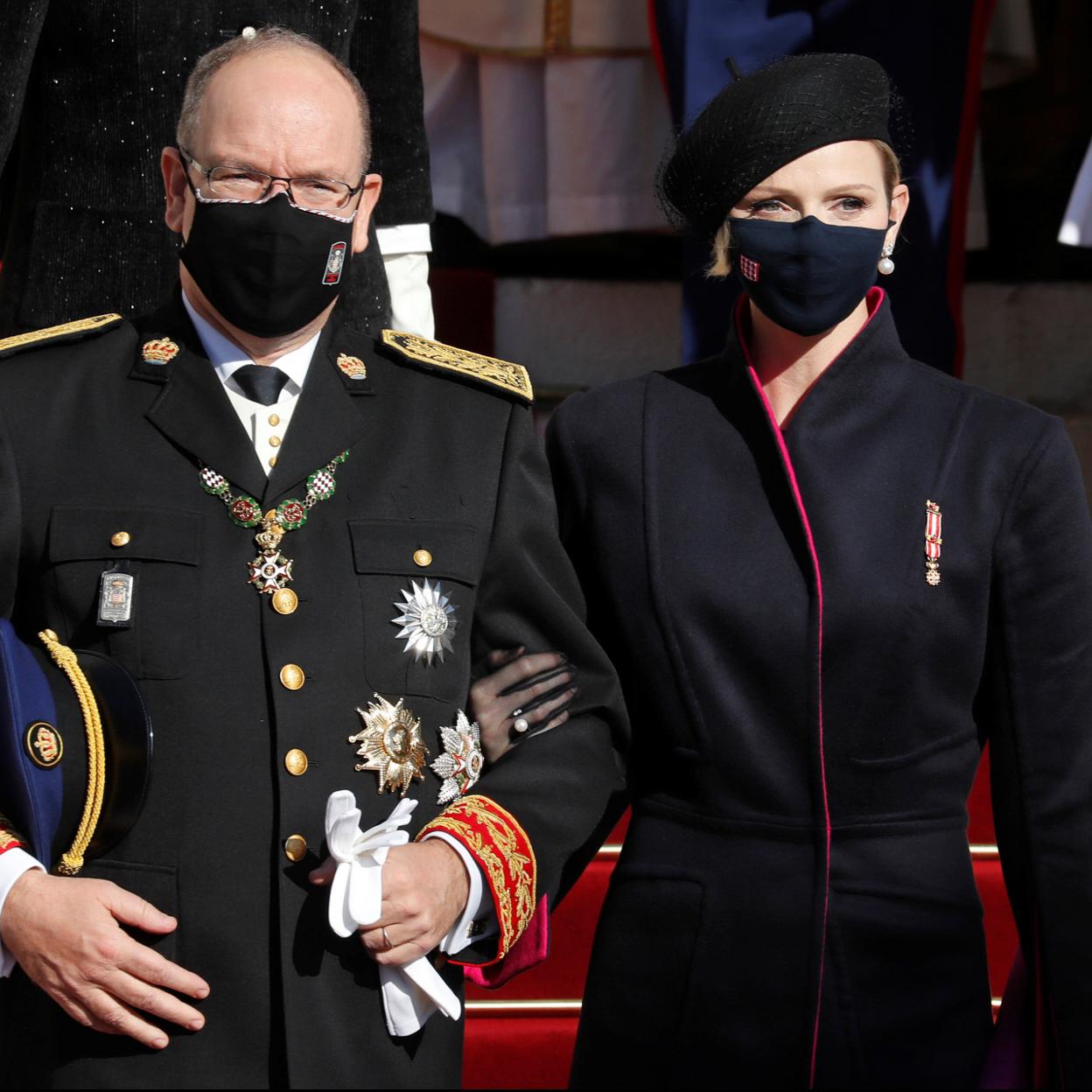 Si quieres ver los looks rejuvencedores de Charlène, pincha en la imagen