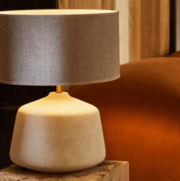 Imagen secundaria 1 - La alfombra depelo está disponible desde 49.99 euros, el edredón, 79.99 euros; la lámpara de cerámica cuesta 79.99 euros y el espejo de pie, 99 euros.