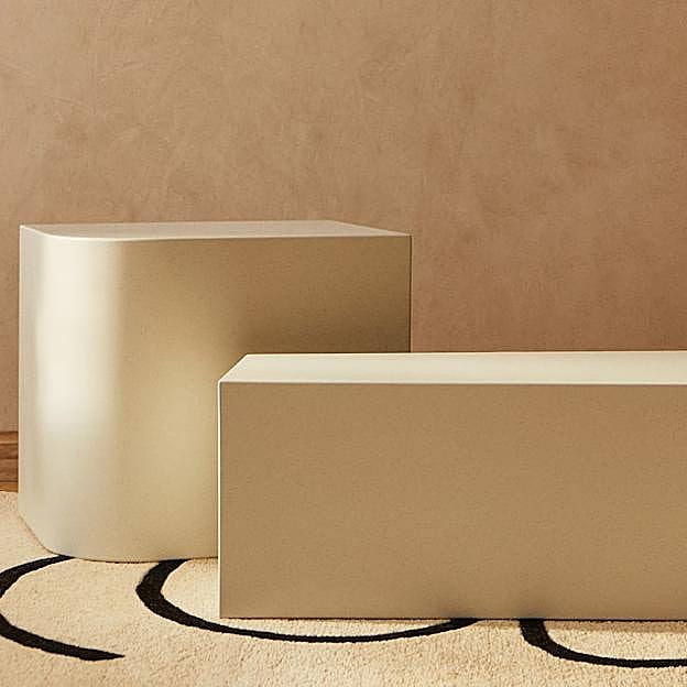 Imagen principal - Las mesas geométricas de diseño de la colección Kessl Edition de Zara Home cuestan 149 euros, la camarera vintage, cuesta 249 eruos y el macetero de madera y cristal, 59.99 euros.