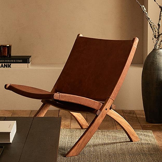 Esta butaca de piel y madera cuesta 299 euros en Zara Home