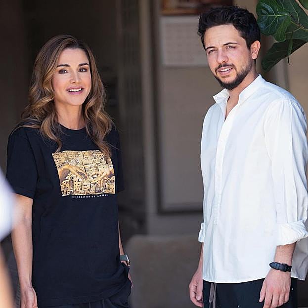 Rania de Jordania y su hijo, el príncipe heredero Hussein.