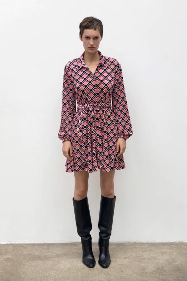Estampado geométrico en tonos rosas sobre fondo negro para este vestido corto de Zara con cuello de solapa y manga acabada en elástico que viene con cinturón lazada en el mismo tejido y cierre frontal de botones. Cuesta 29,95 euros y está disponible entre las tallas XS y XL. 