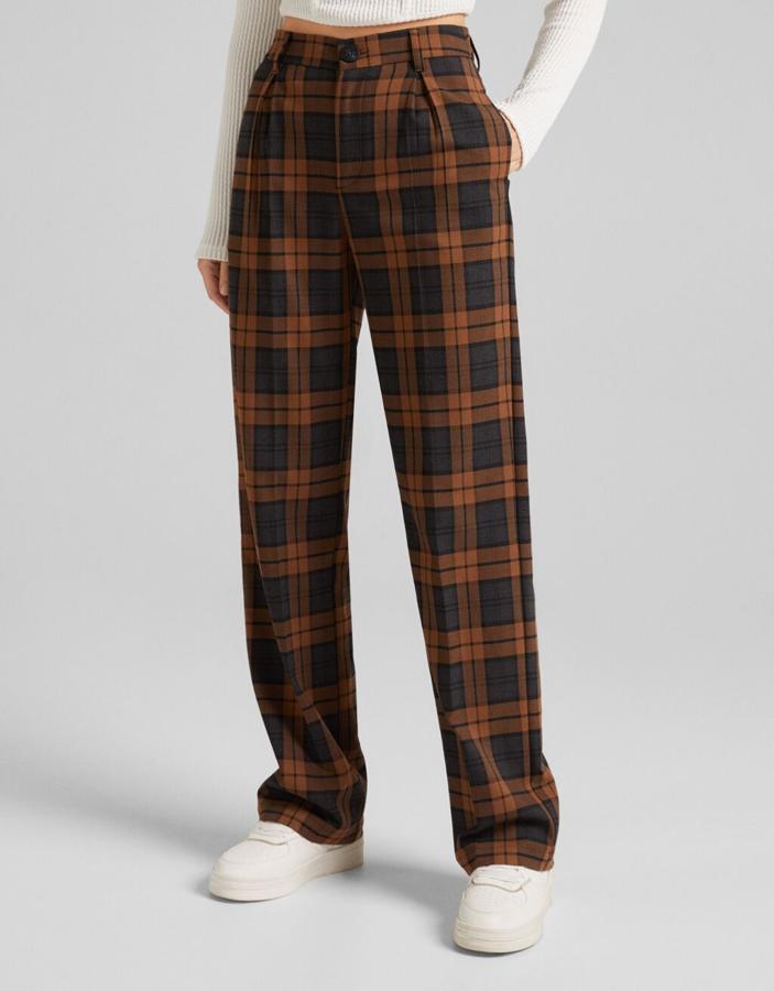 Con perneras rectas y pinzas frontales, estos pantalones de cuadros de Berhska en marrón y gris cuestan 22,99 euros y podemos encontrarlos entre las tallas 32 y 44.