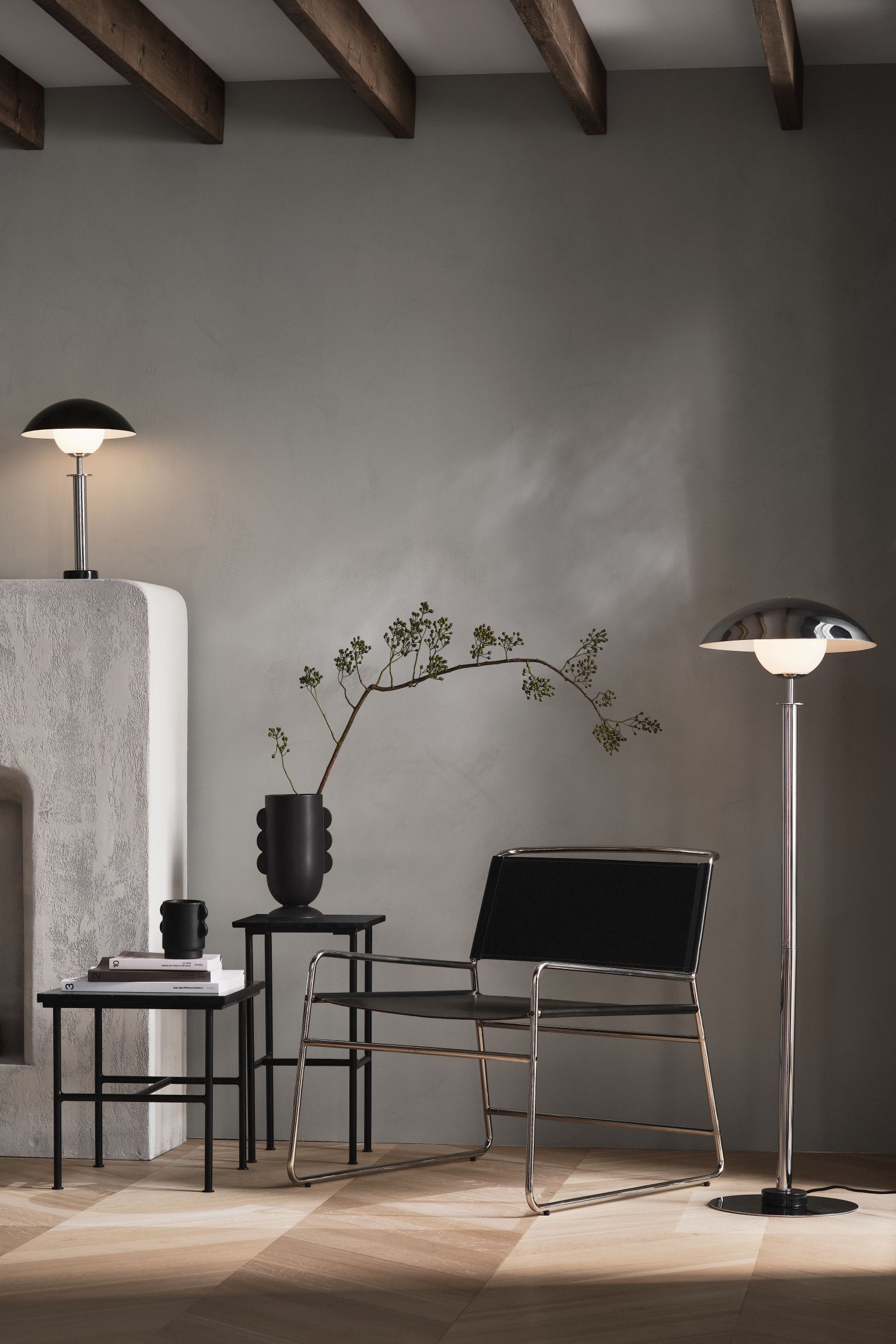 Imagen secundaria 2 - El conjunto de mesas nido metálicas cuesta 149 euros en H&M Home; la mesa auxiliar redonda, 49 euros; y las mesas de mármol con patas metálicas en negro, entre 129 y 99 euros.