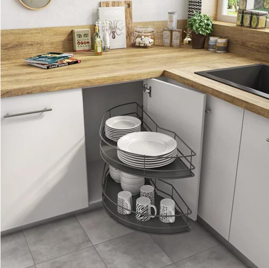 Has utilizado todo el espacio disponible con armarios, pero hay veces que son tan hondos que no llegas al fondo, por lo que puede resultar muy incómodo. Eso se soluciona colocando unos riéles para que puedas extraer todo el contenido y puedas disponer de él al primer vistazo.