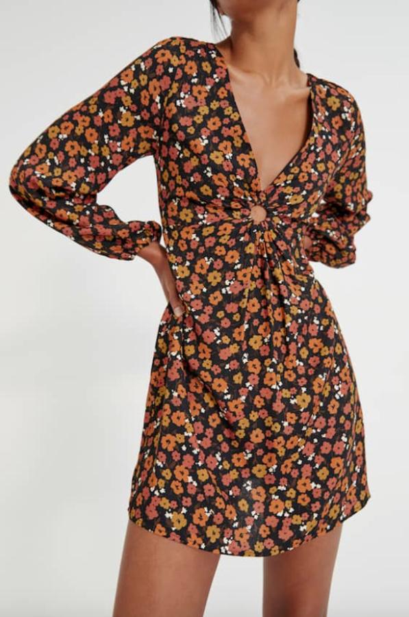Este vestido mini de Pull&Bear con estampado de flores en tonos anaranjados y marrones viene con cuello de pico con detalle de arandela y mangas largas. Solo queda en las tallas XS, S y M y cuesta 25,99 euros. 