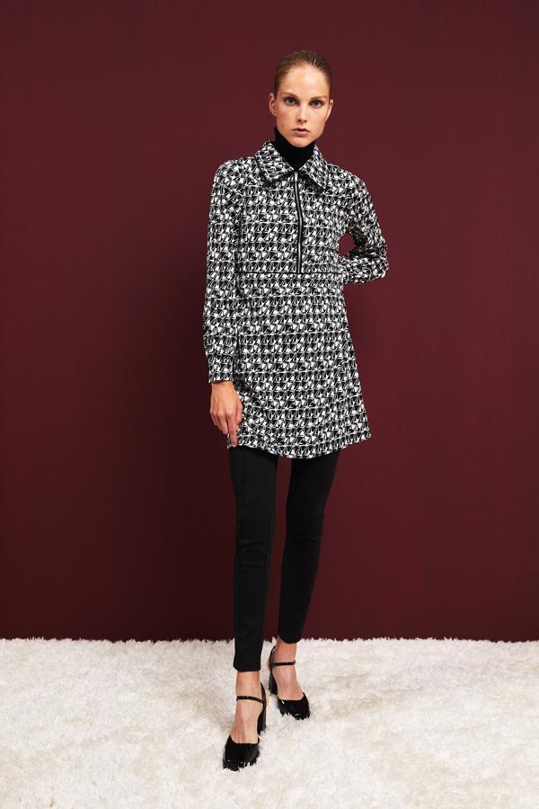 Estampado geométrico en tonos blancos y negros para este vestido mini de Sfera con cuello camisero, escote con cremallera y puños abotonados. Cuesta 25,99 euros y está disponible en las tallas S, M y L. 