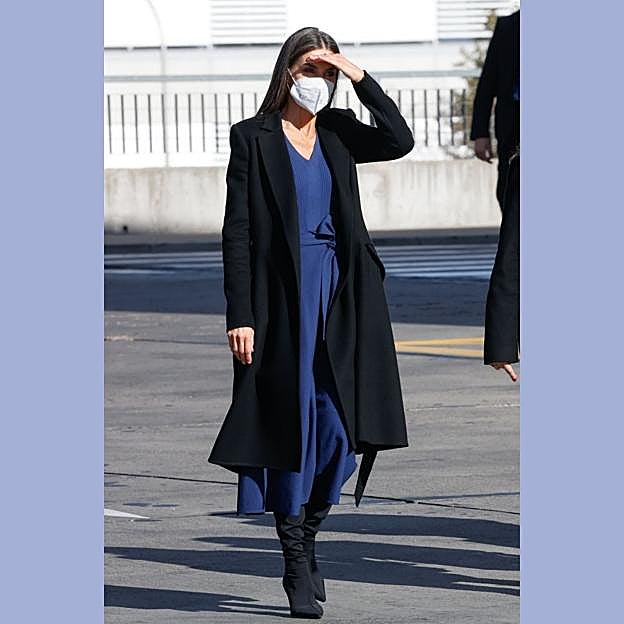 Imagen principal - Las botas de Mango de la Reina Letizia y otras tres de Zara, Bershka y H&amp;M perfectas para copiar su truco estilizador favorito del invierno