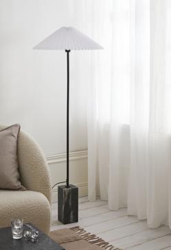 Imagen secundaria 2 - Las lámparas de madera y ratán están disponibles en H&M Home desde 119 euros; la lámpara de techo dorada de diseño cuesta 149 euros; y la lámpara de pie con base de mármol, 149 euros.