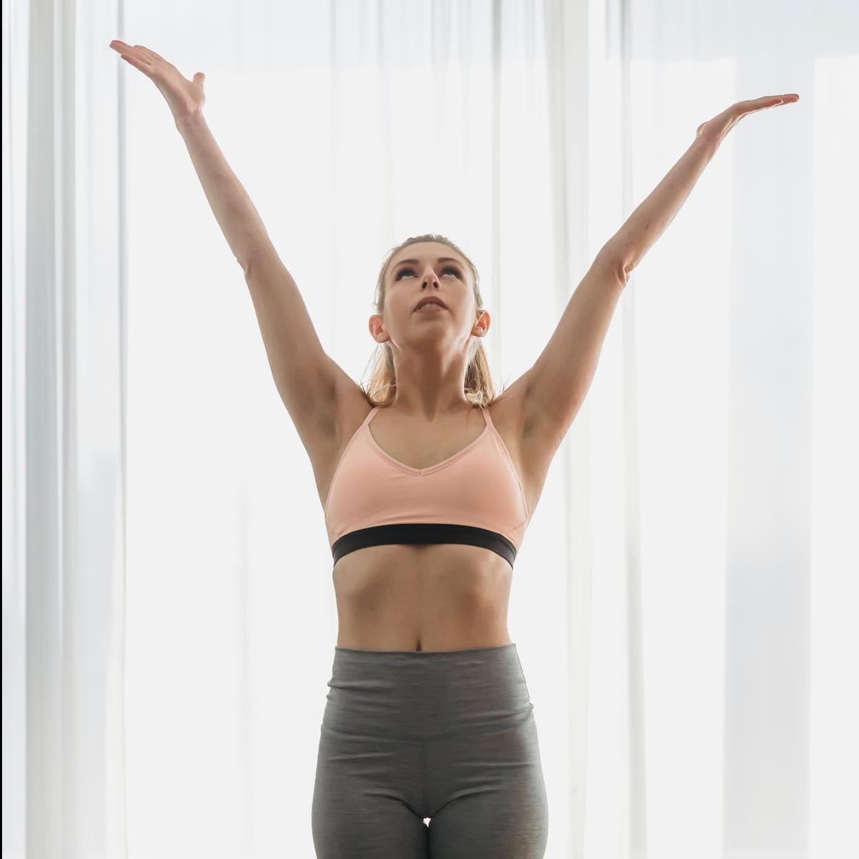 Tadasana, la postura de la montaña, un básico de yoga para promover tu paz interior, tranquilizarte y recuperar el equilibrio mental