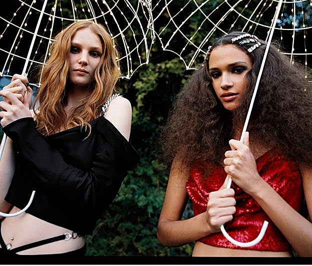 Imagen principal - 1- Prendas muy especiales que solo podrás utilizar en estas fechas. 2. Top corto de tirantes con lenejuelas de color rojo de Zara (19,99 euros). 3. Vestido de color negro con cadenas plata de Zara (35,99 euros). 