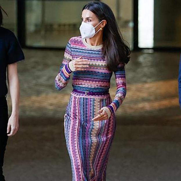 Imagen principal - Letizia, con vestido de Michonet, de María Barragán y blusa capa de On Atlas.