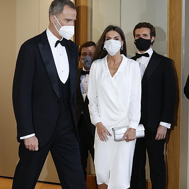 Imagen principal - La Reina, con vestido blanco de Lolali, vestido azul noche de Galgon Studio y LBD sostenible de María Malo.