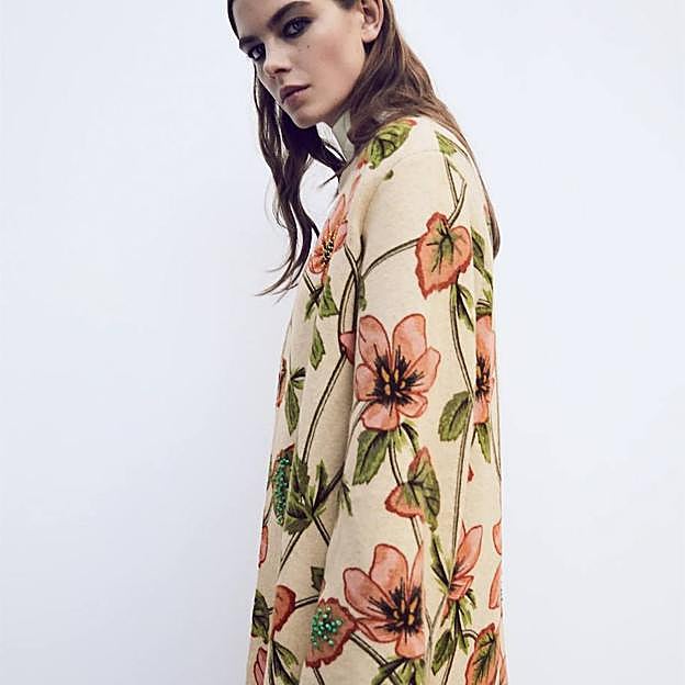 Imagen principal - Los abrigos de punto estampados más bonitos, cómodos y rejuvenecedores que vas a llevar este invierno