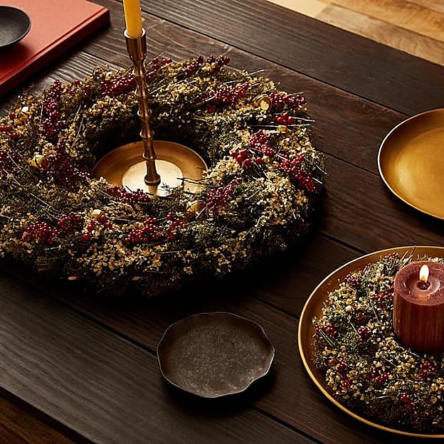 Imagen principal - Las coronas de flores puedes encontrarlas desde 29.99 euros en Zara Home, y las velas de angelitos se venden en pack de 6 por 7.99 euros. La Flor de Pascua cuesta 17.99 euros en Colvin.