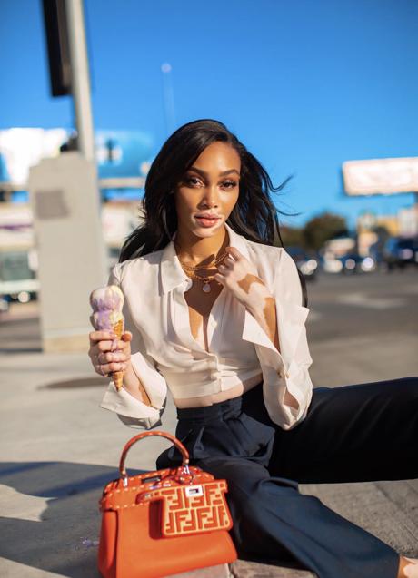 Imagen - Winnie Harlow con bolso de Fendi.