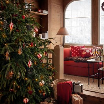 Imagen secundaria 1 - En Weswing apuestan por una decoración navideña minimalista de inspiración nórdica; en H&M Home, por clásicos con el rojo como protagonista; y en Zara Home encontramos esta idea maravillosa para llenar de luz navideña un rincón especial de nuestra casa.