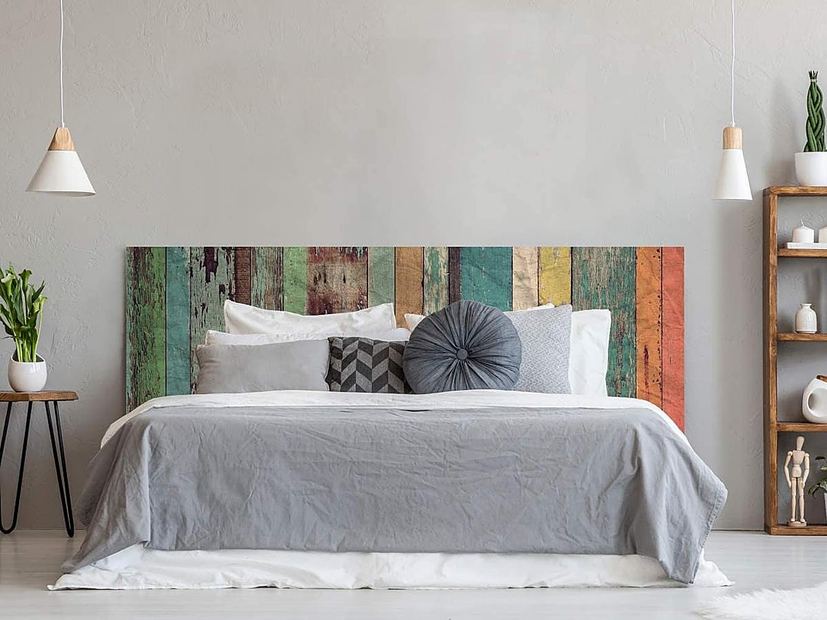 Hemos encontrado en Amazon un cabecero de PVC que imita a listones de madera multicolor. Como hemos dicho, has de tener cuidado para que la pared y el cabecero combinen entre sí, pero este cabecero sólo también tiene mucha personalidad. Está disponible en varios tamaños,  desde 35,99 euros hasta 47,99 euros  dependiendo de la medida.