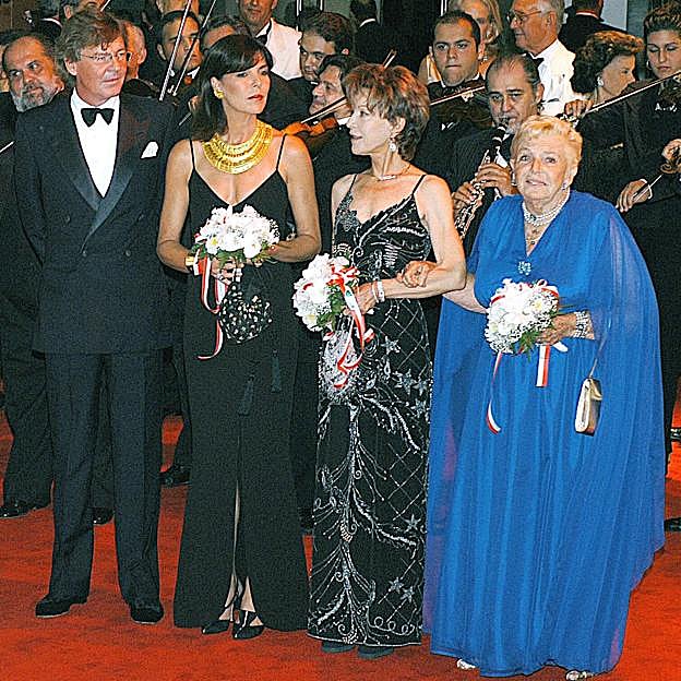 Elizabeth-Ann de MAssy, de negro. hablando con Carolina de Mónaco y ernesto de Hannover. A su lado, su madre, la princesa Antoinette.