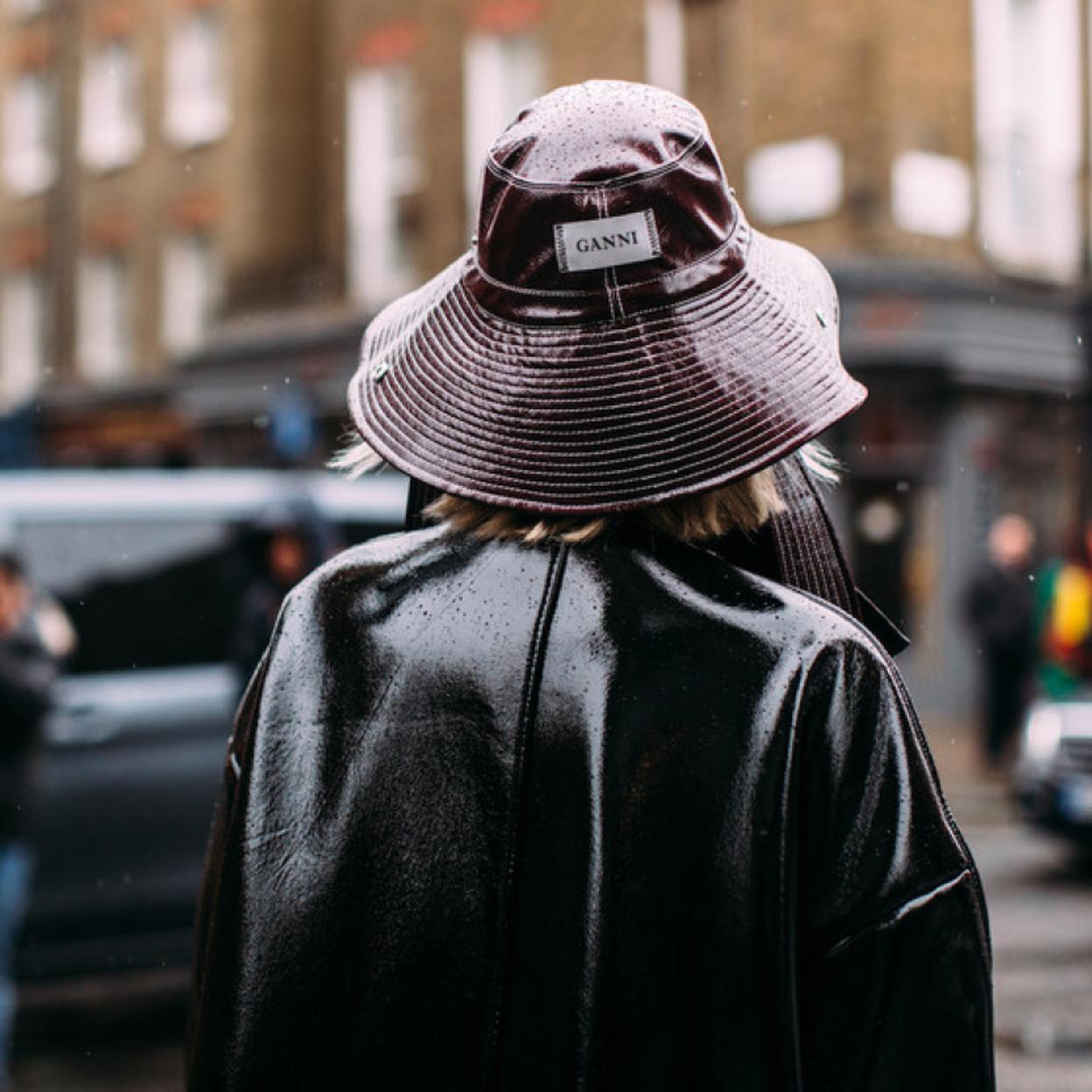 Pincha en la foto para ver botas de inspiración militar, el calzado cómodo que vas a querer llevar en los días lluviosos de entretiempo
