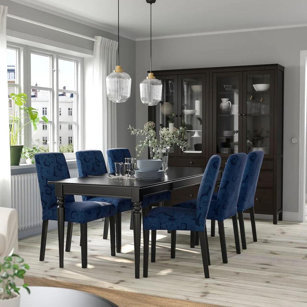 Esta elegante mesa de comedor extensible de IKEA cuesta 249 euros. Pincha en la foto para ver los muebles con truco con los que tu saló parecerá más grande.